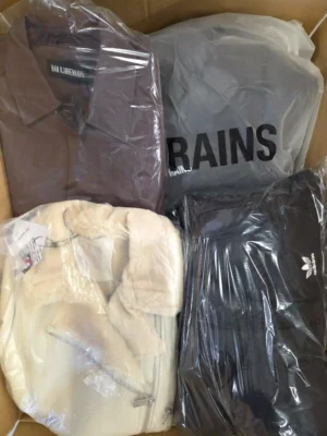The photo shows a package with clothing in the category B.