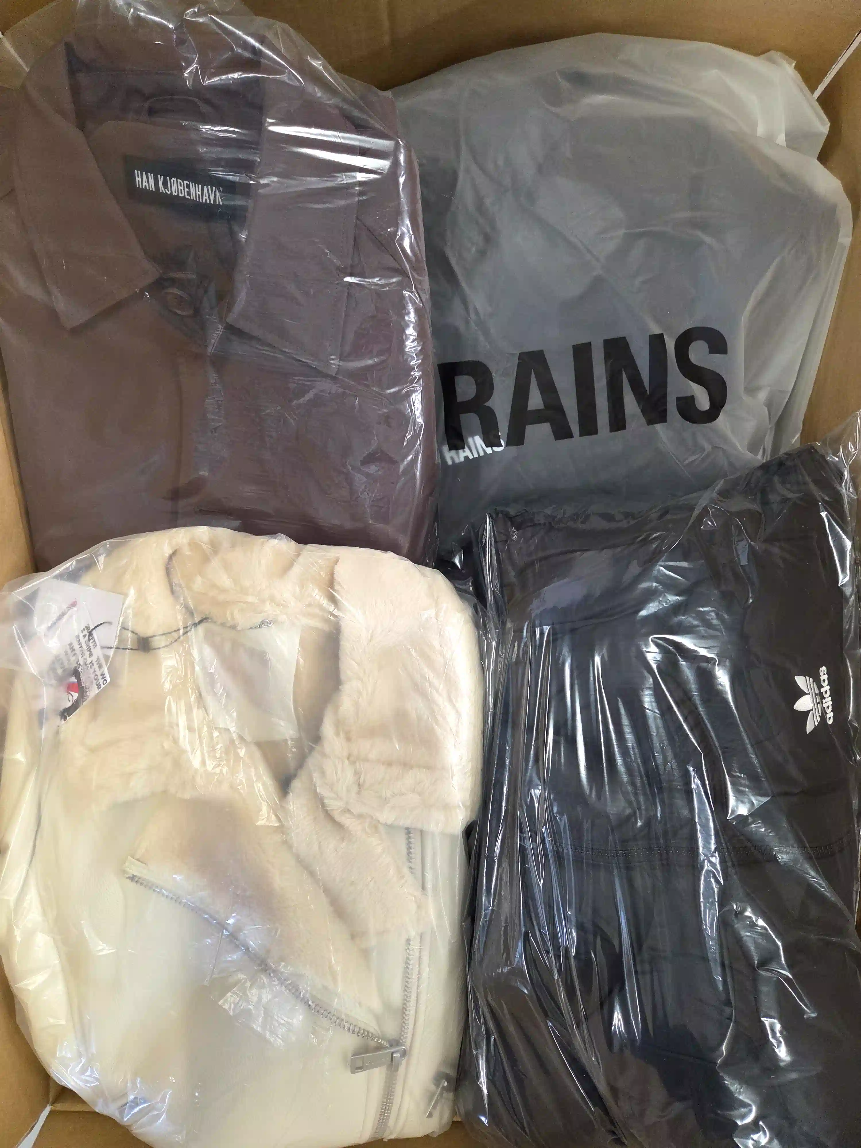 BJ115 3 The photo shows a package with clothing in the category B.