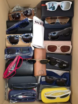 The picture shows a package with accessories in the category SG.
