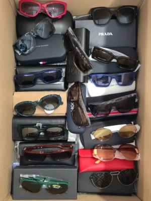 The picture shows a package with accessories in the category SG.