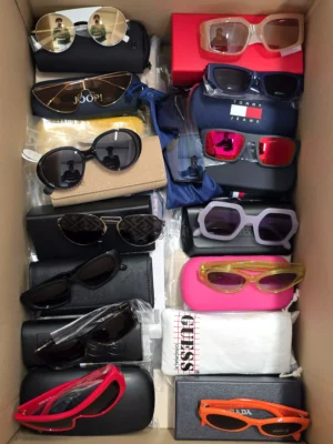 The picture shows a package with accessories in the category SG.