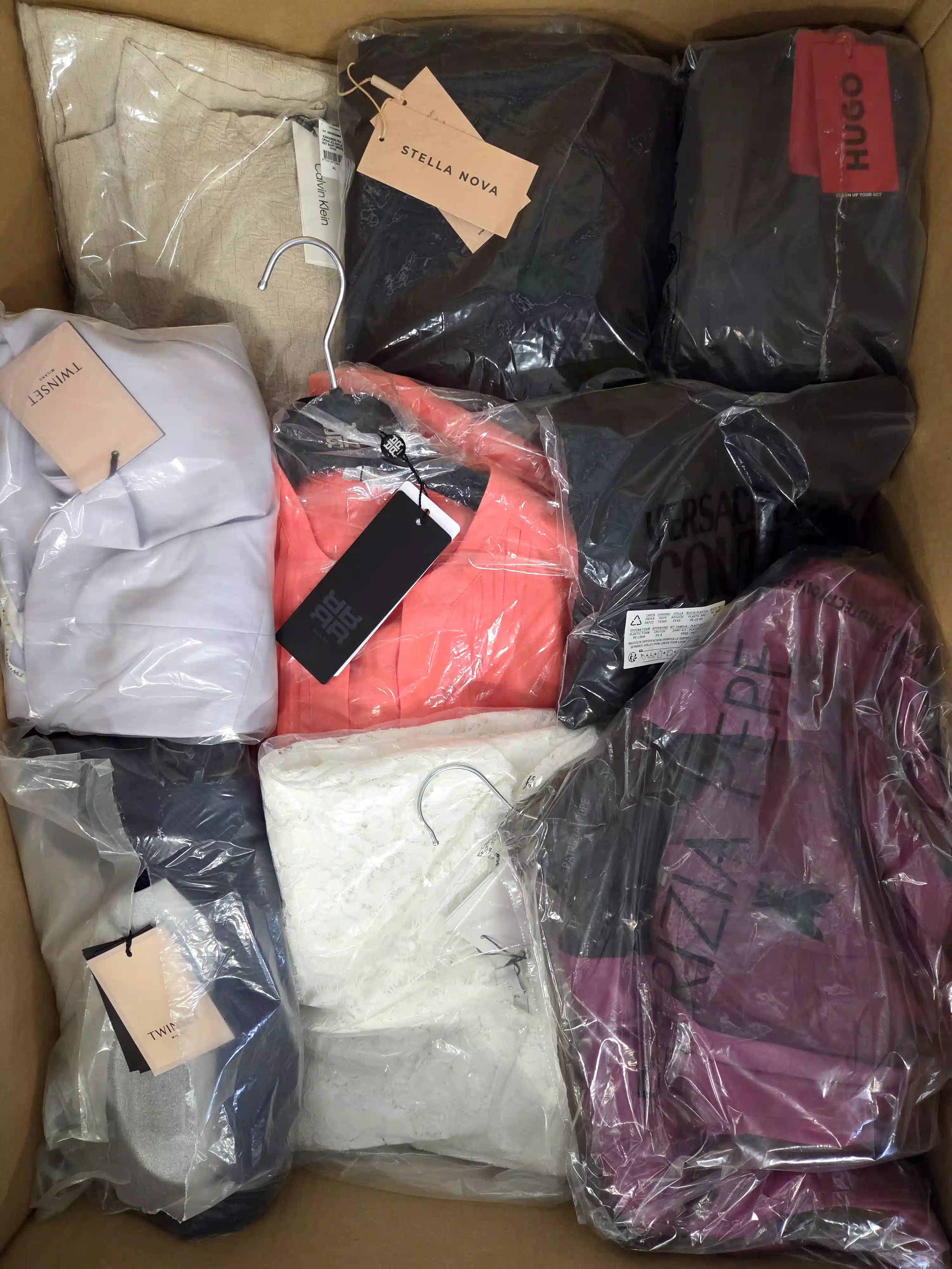 ADN118 3 The photo shows a package with clothing in the category A.