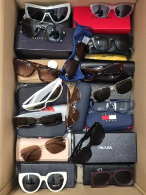 The picture shows a package with accessories in the category SG.