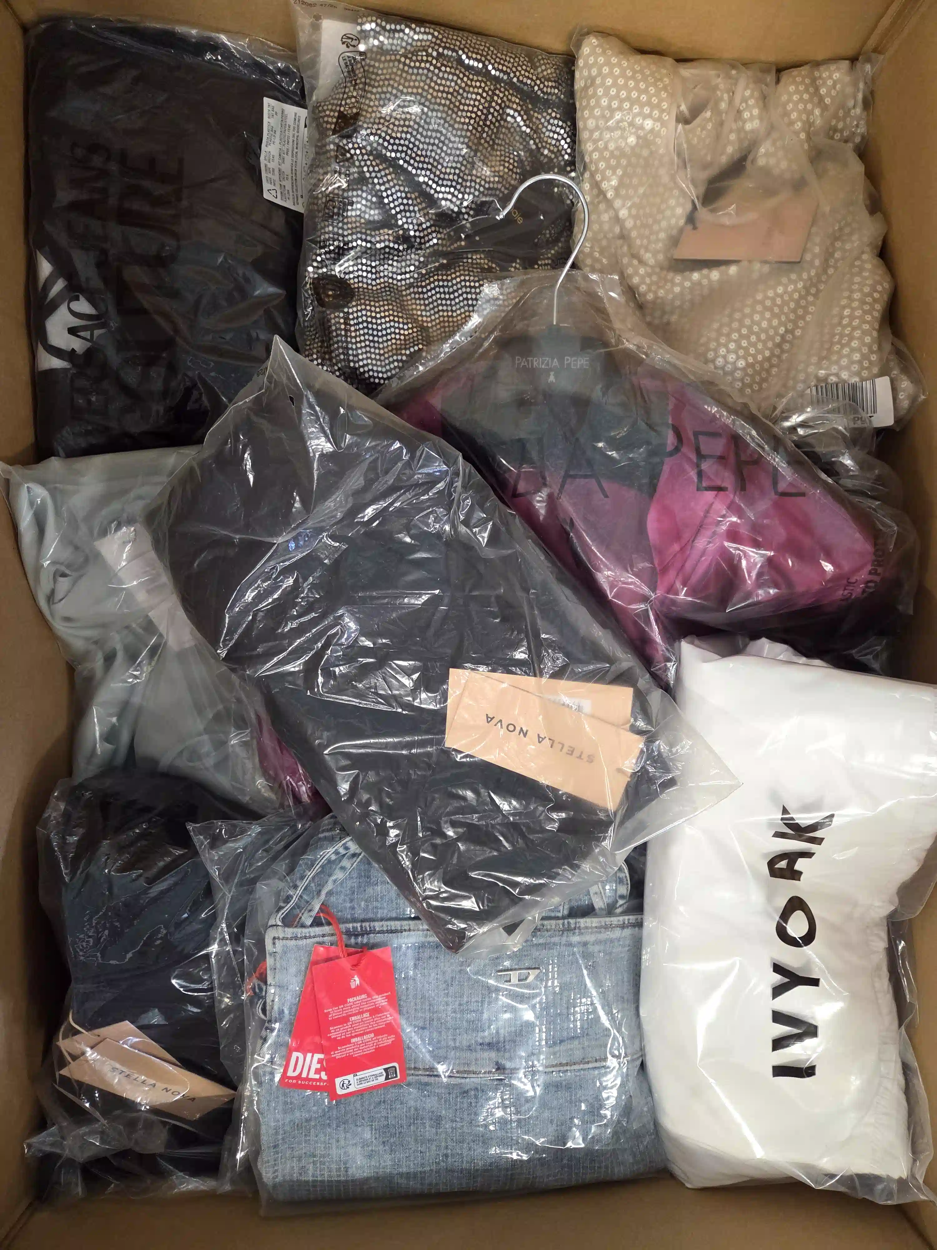 ADN120 3 The photo shows a package with clothing in the category A.