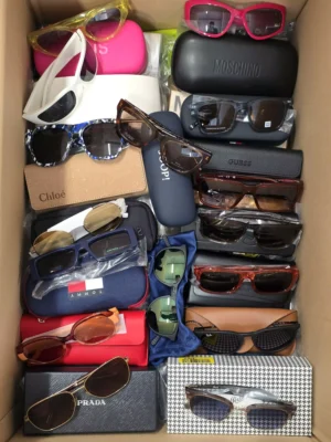 The picture shows a package with accessories in the category SG.