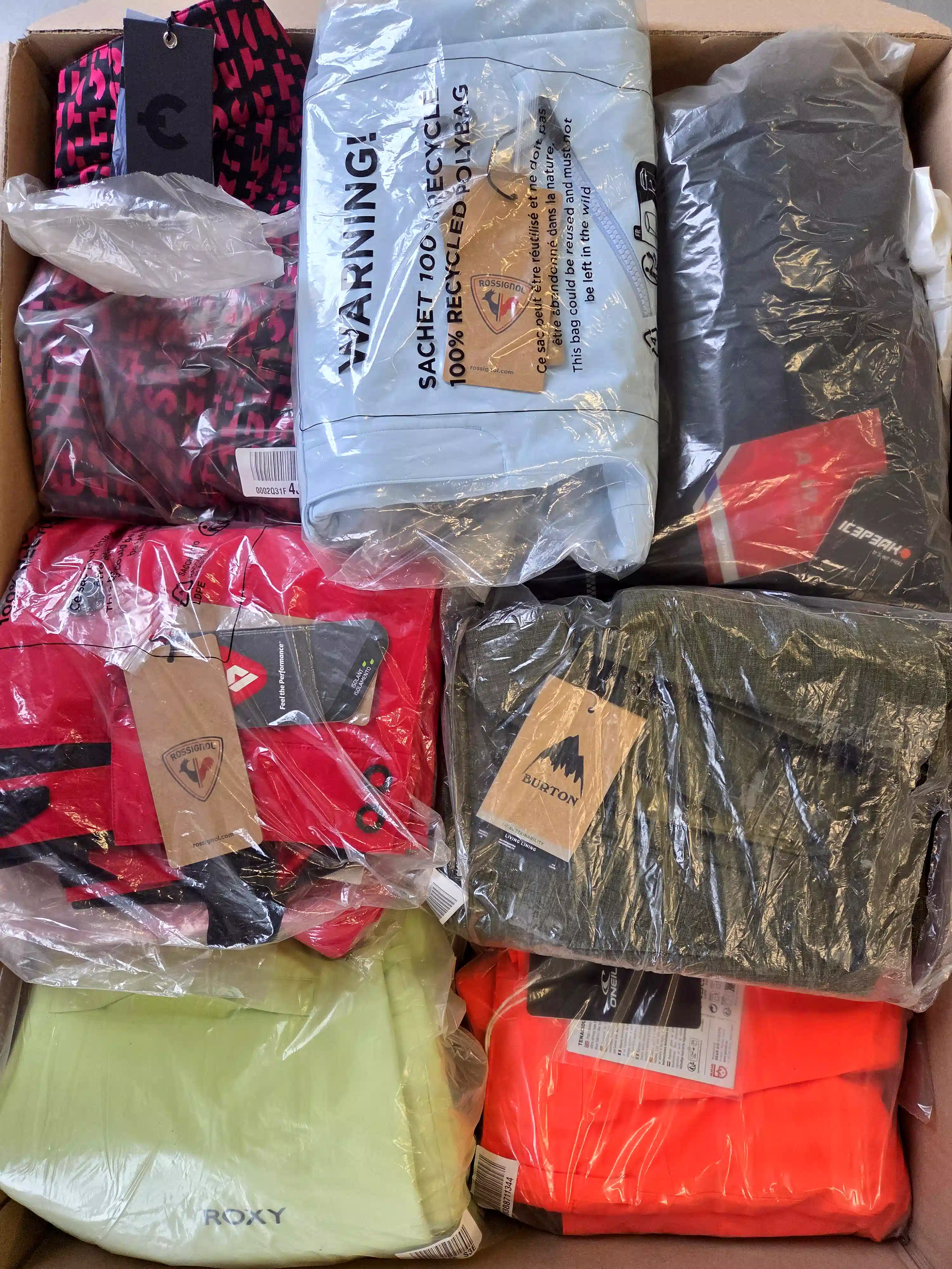AST121 3 The photo shows a package with footwear in the category AS.