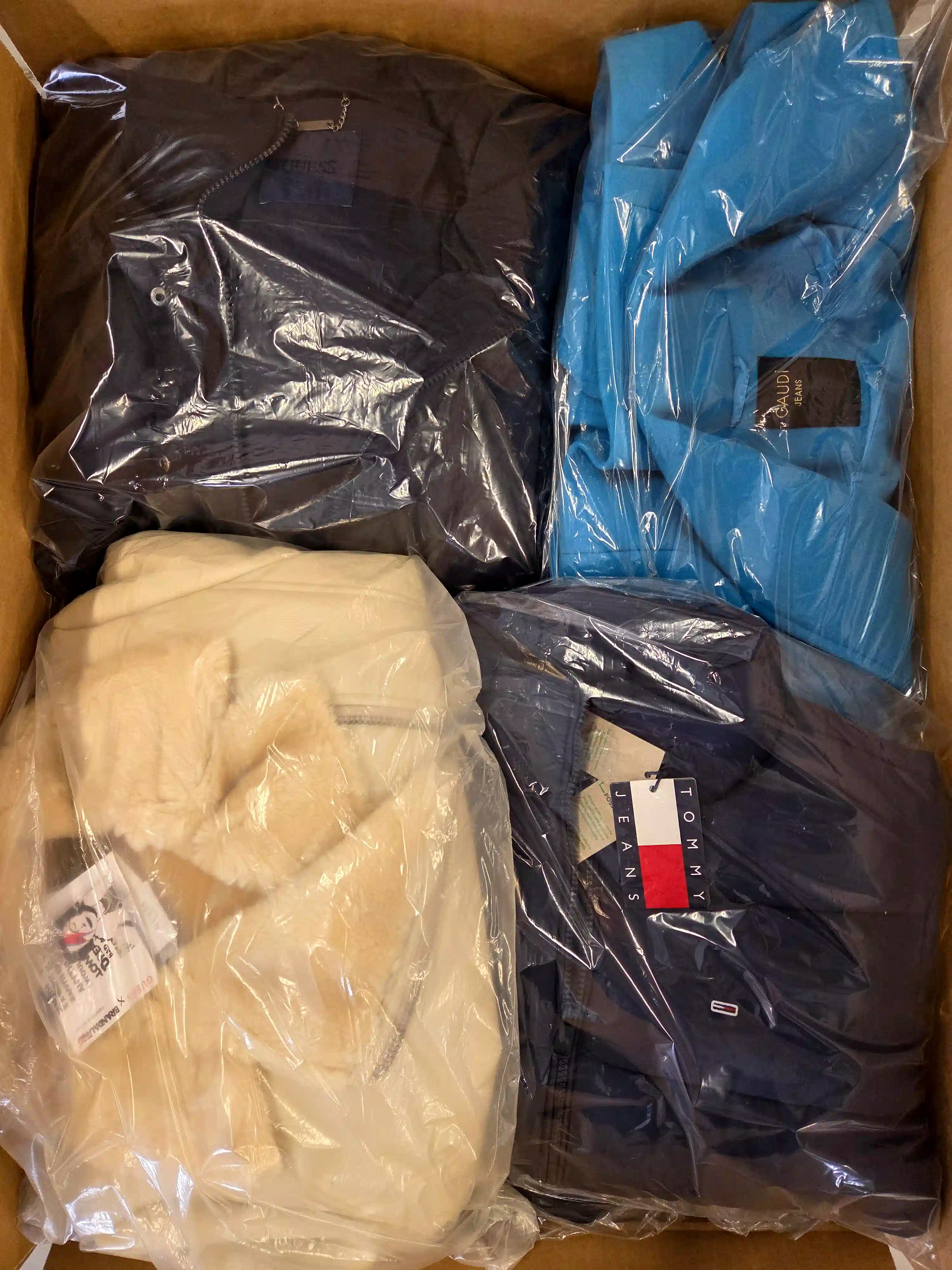 BJ121 3 The photo shows a package with clothing in the category B.