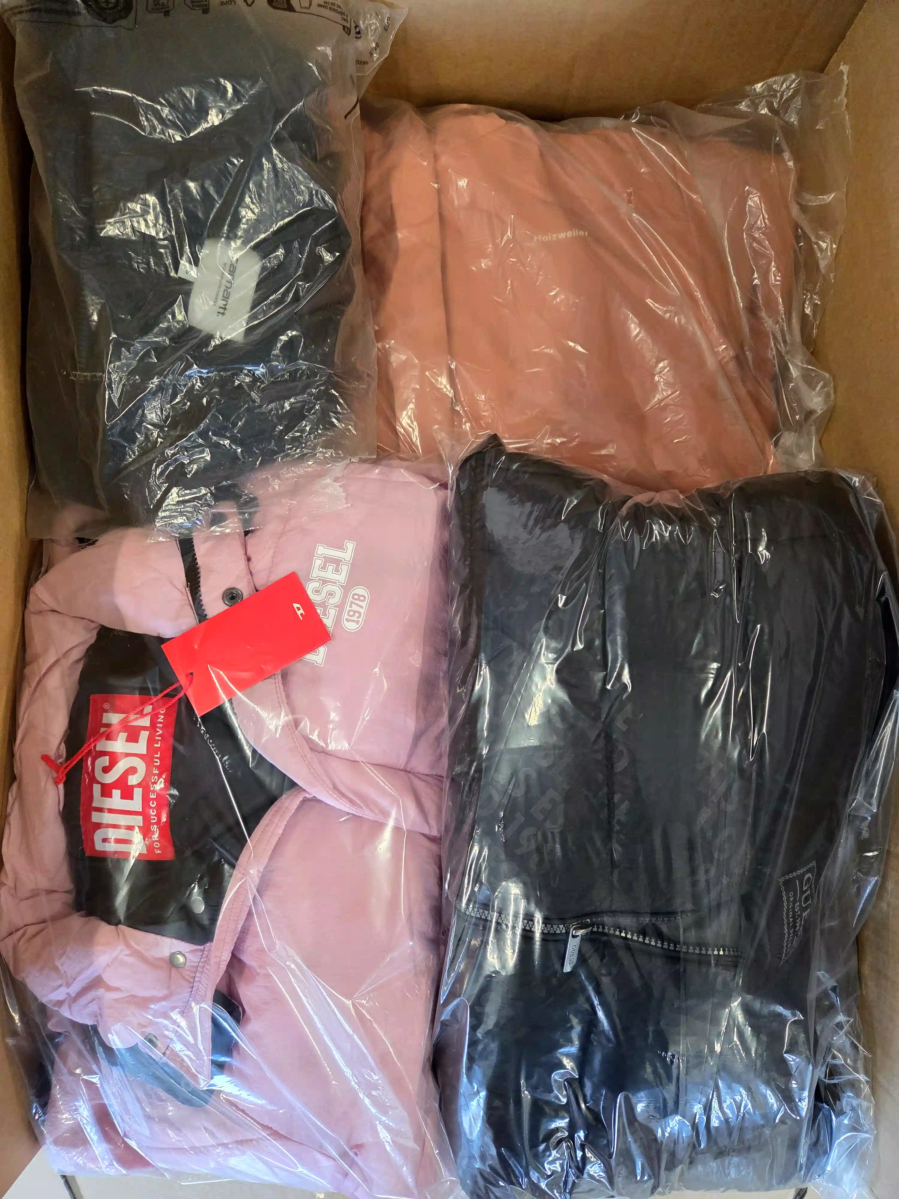 CJ122 3 The photo shows a package with clothing in the category C.