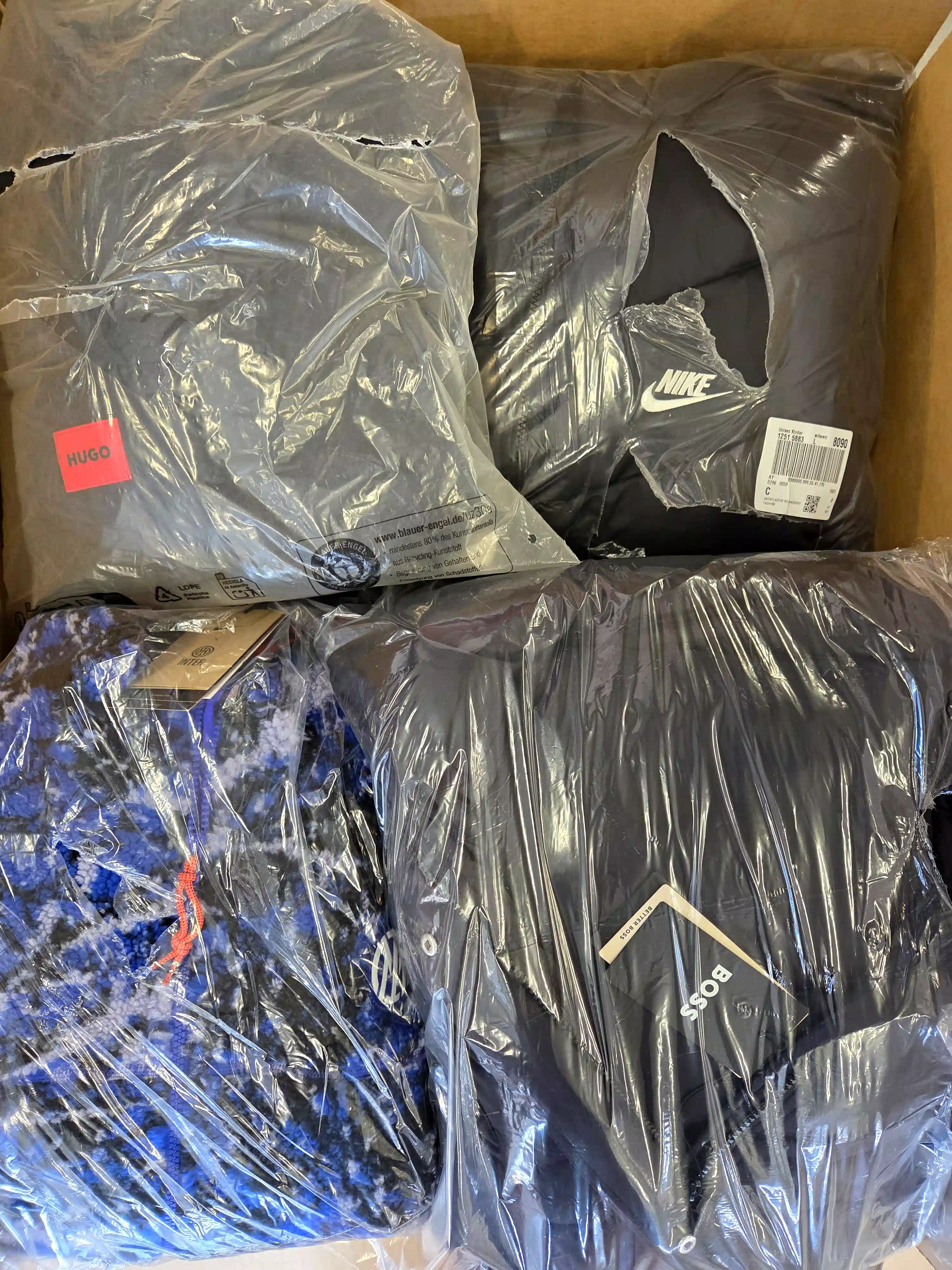 CJ123 3 The photo shows a package with clothing in the category C.