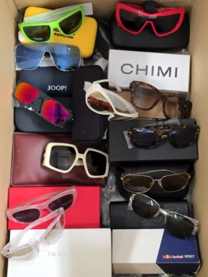 The picture shows a package with accessories in the category SG.