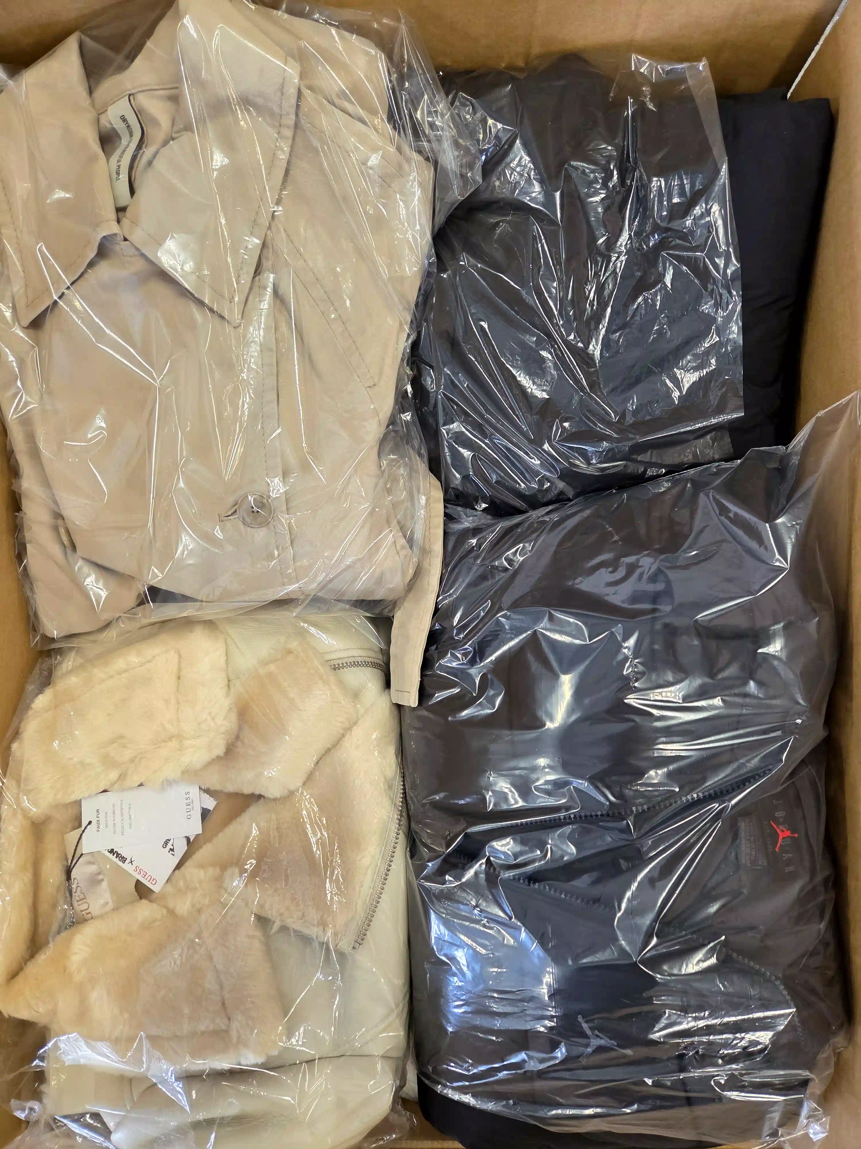 BJ124 3 The photo shows a package with clothing in the category B.