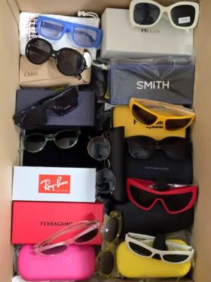 The picture shows a package with accessories in the category SG.