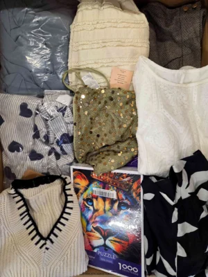 The photo shows a package with clothing in the category BSN.