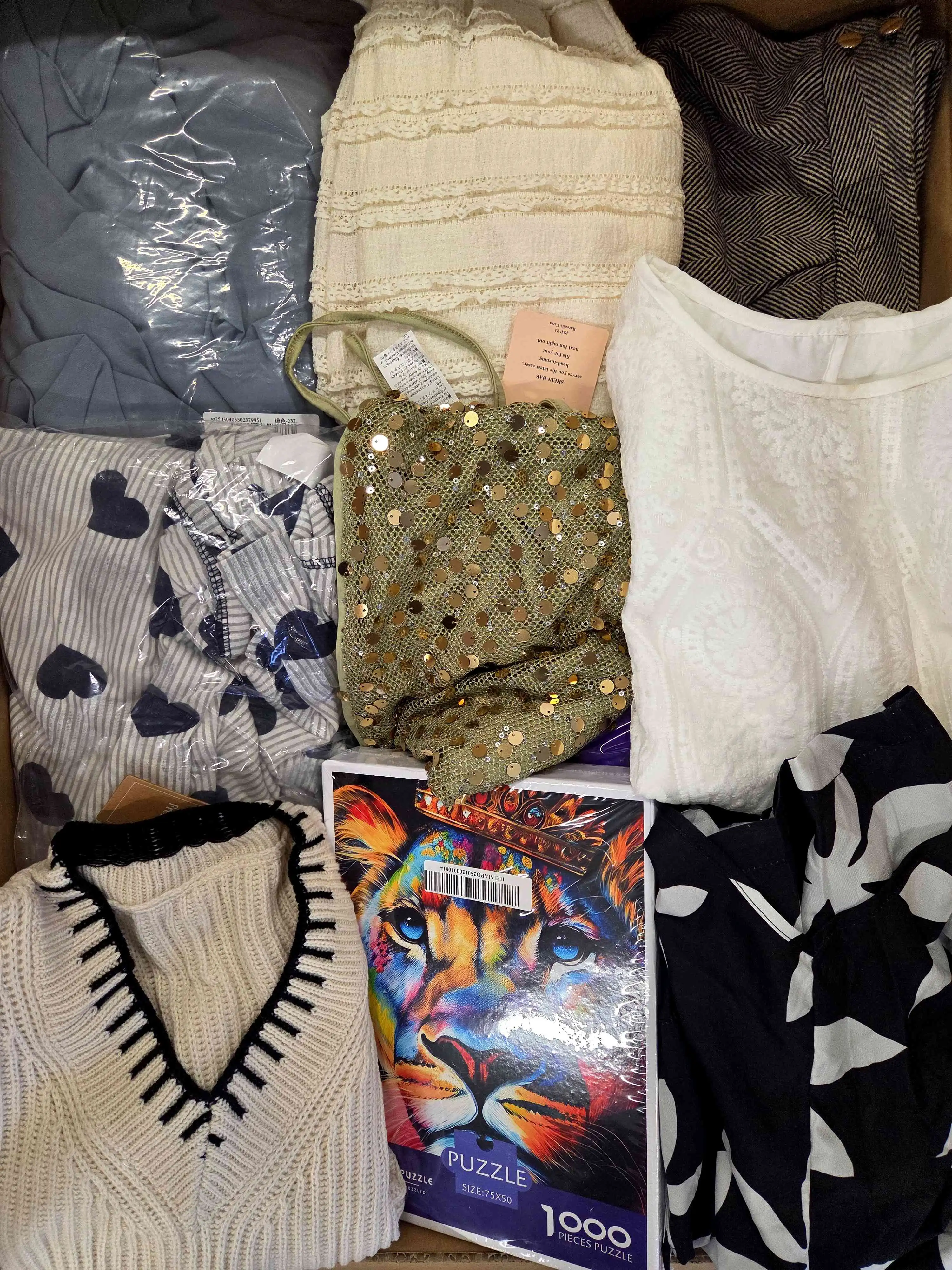 BSN1250 3 The photo shows a package with clothing in the category BSN.