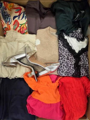 The photo shows a package with clothing in the category BSN.