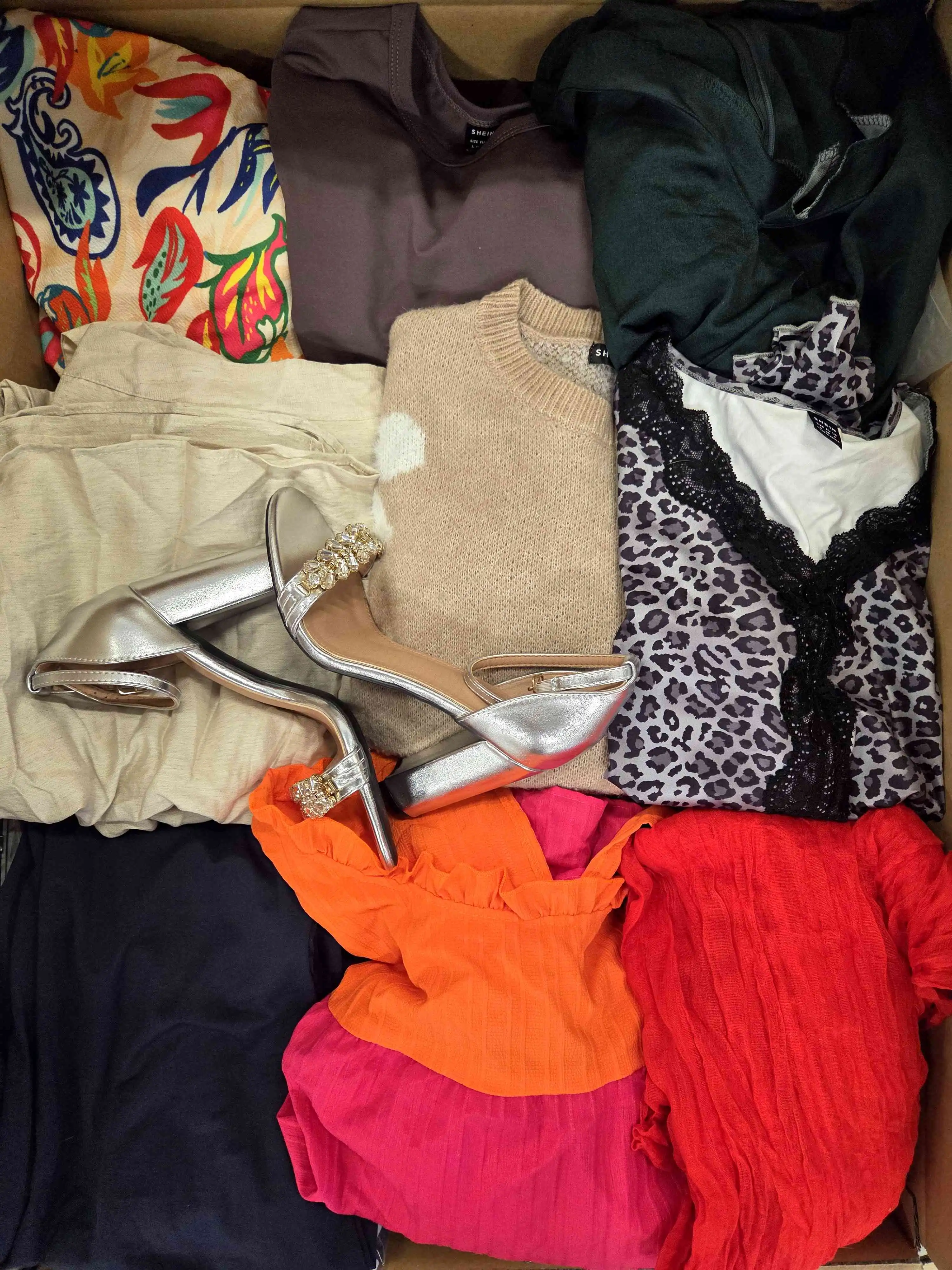 BSN1252 3 The photo shows a package with clothing in the category BSN.