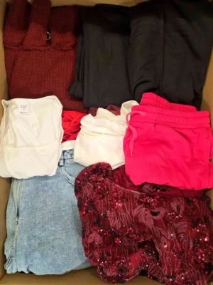 The photo shows a package with clothing in the category BSN.