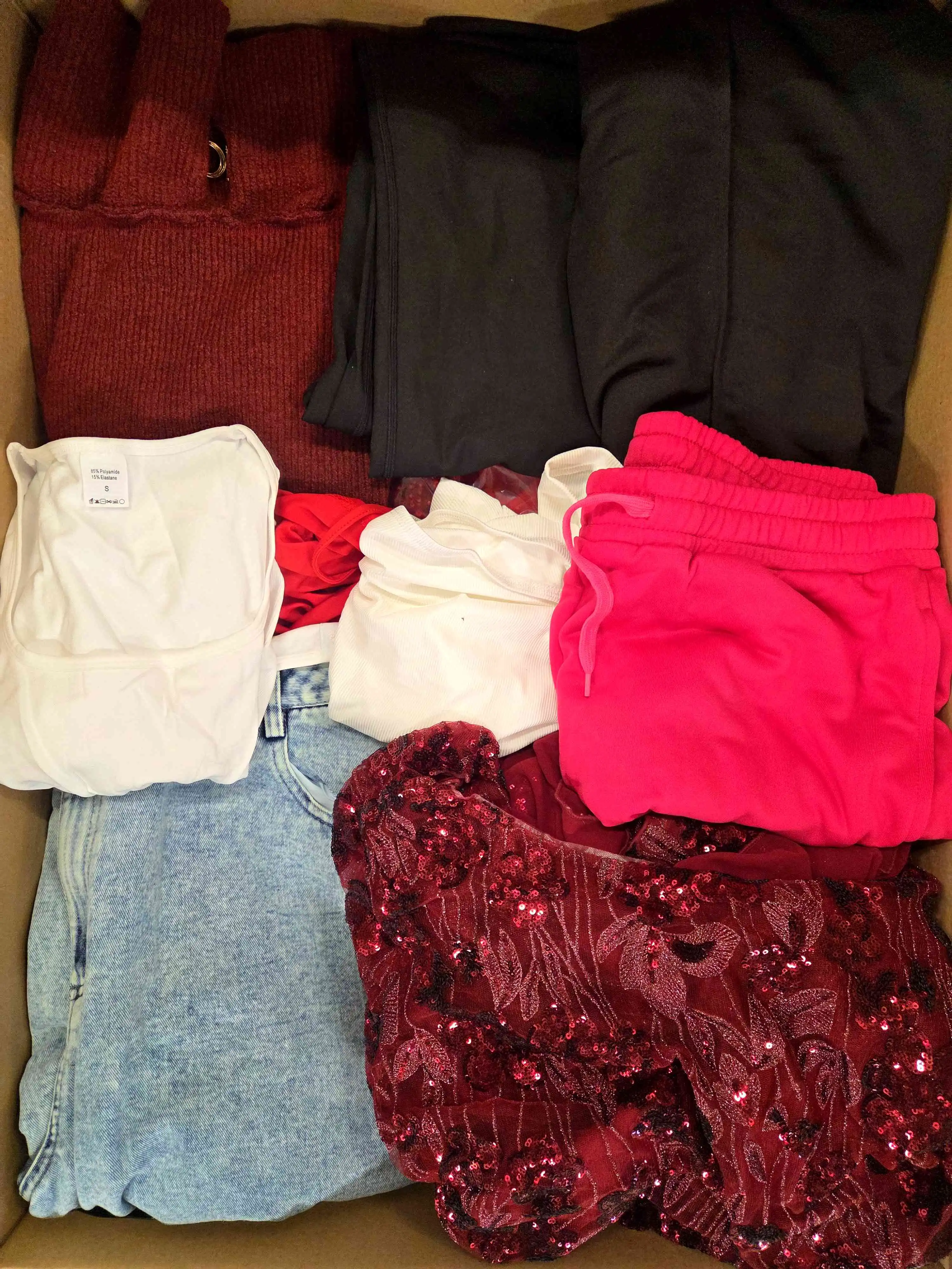 BSN1255 3 The photo shows a package with clothing in the category BSN.