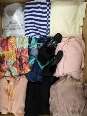 The photo shows a package with clothing in the category BSN.