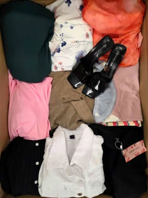 The photo shows a package with clothing in the category BSN.