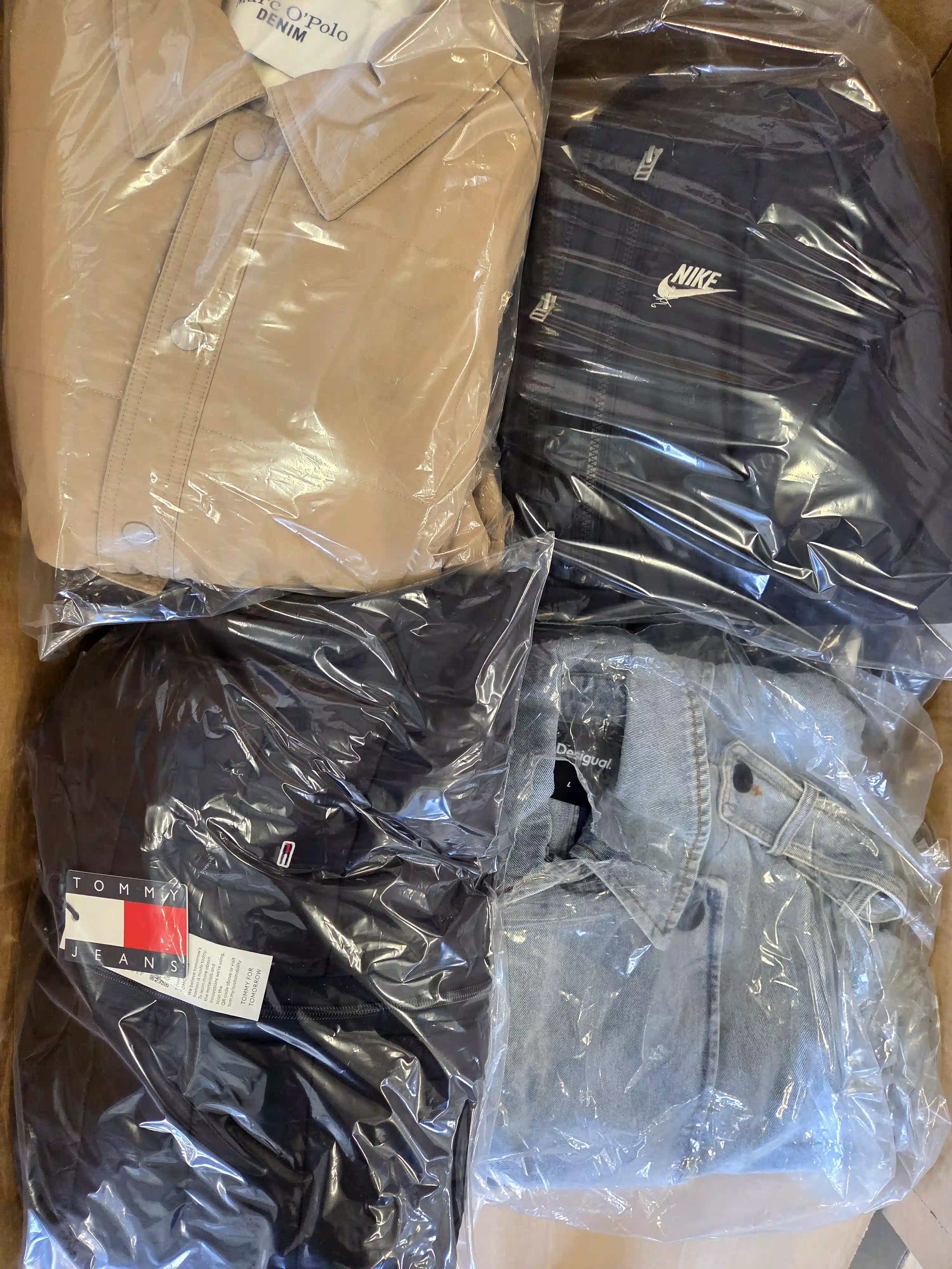 CJ125 3 The photo shows a package with clothing in the category C.