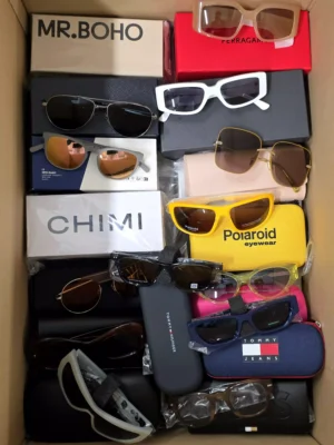 The picture shows a package with accessories in the category SG.