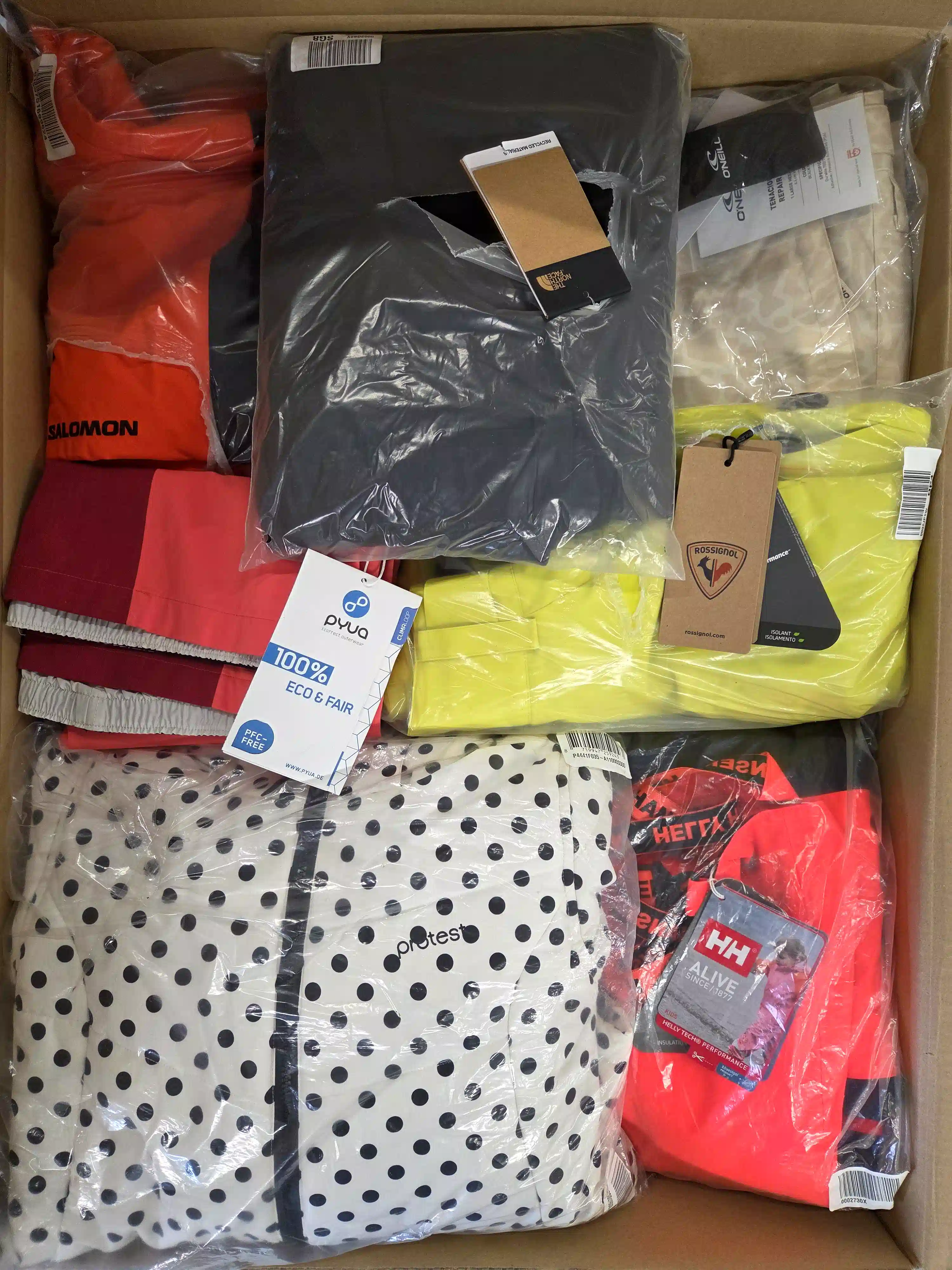 AST126 3 The photo shows a package with footwear in the category AS.