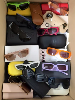 The picture shows a package with accessories in the category SG.
