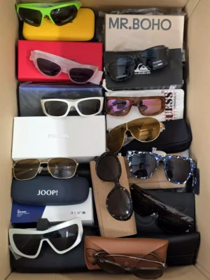 The picture shows a package with accessories in the category SG.