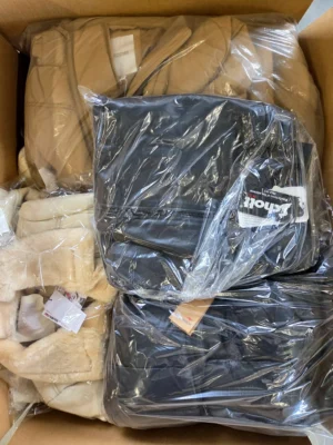 The photo shows a package with clothing in the category B.
