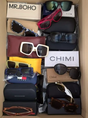 The picture shows a package with accessories in the category SG.