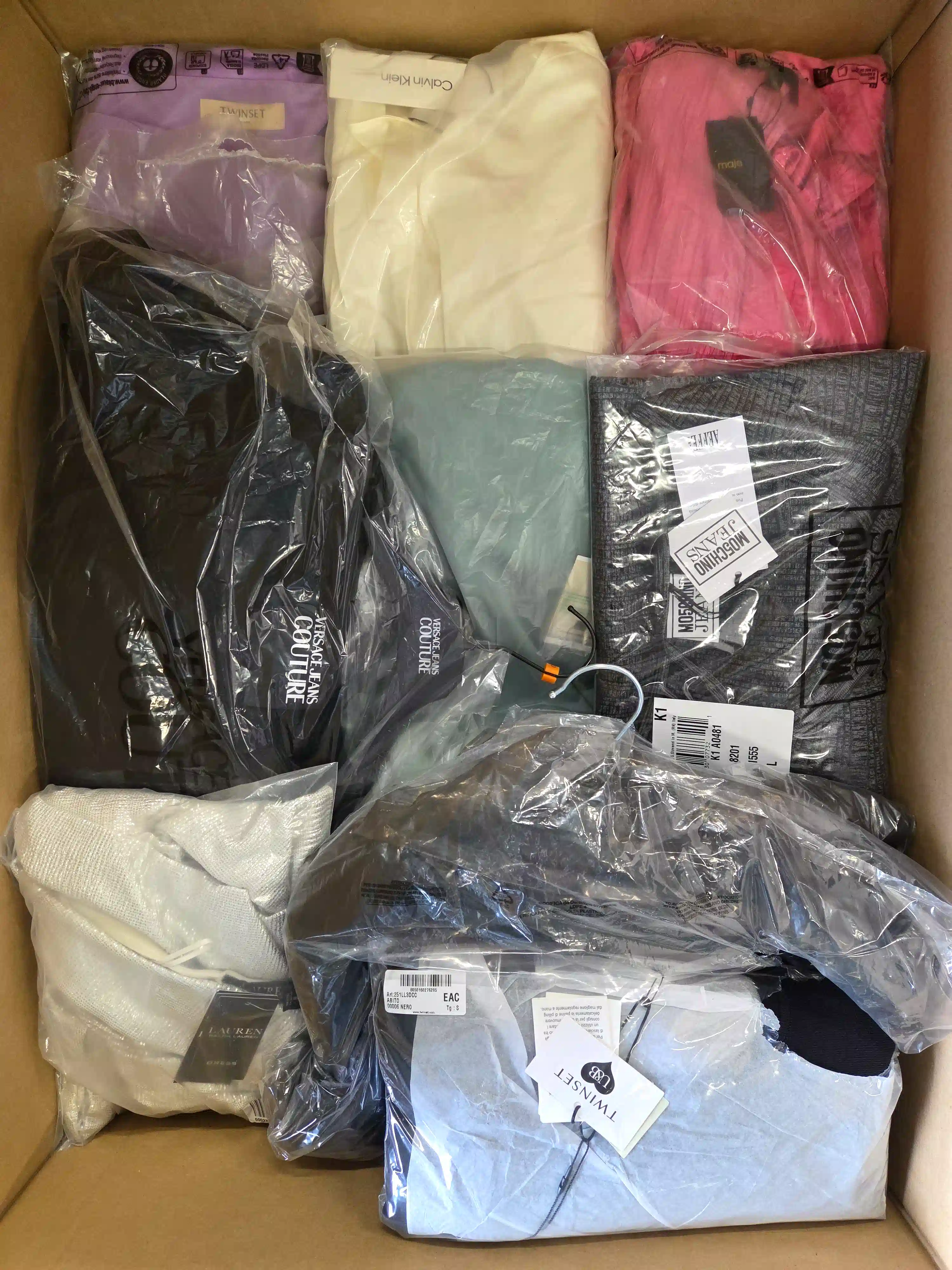 ADN129 3 The photo shows a package with clothing in the category A.