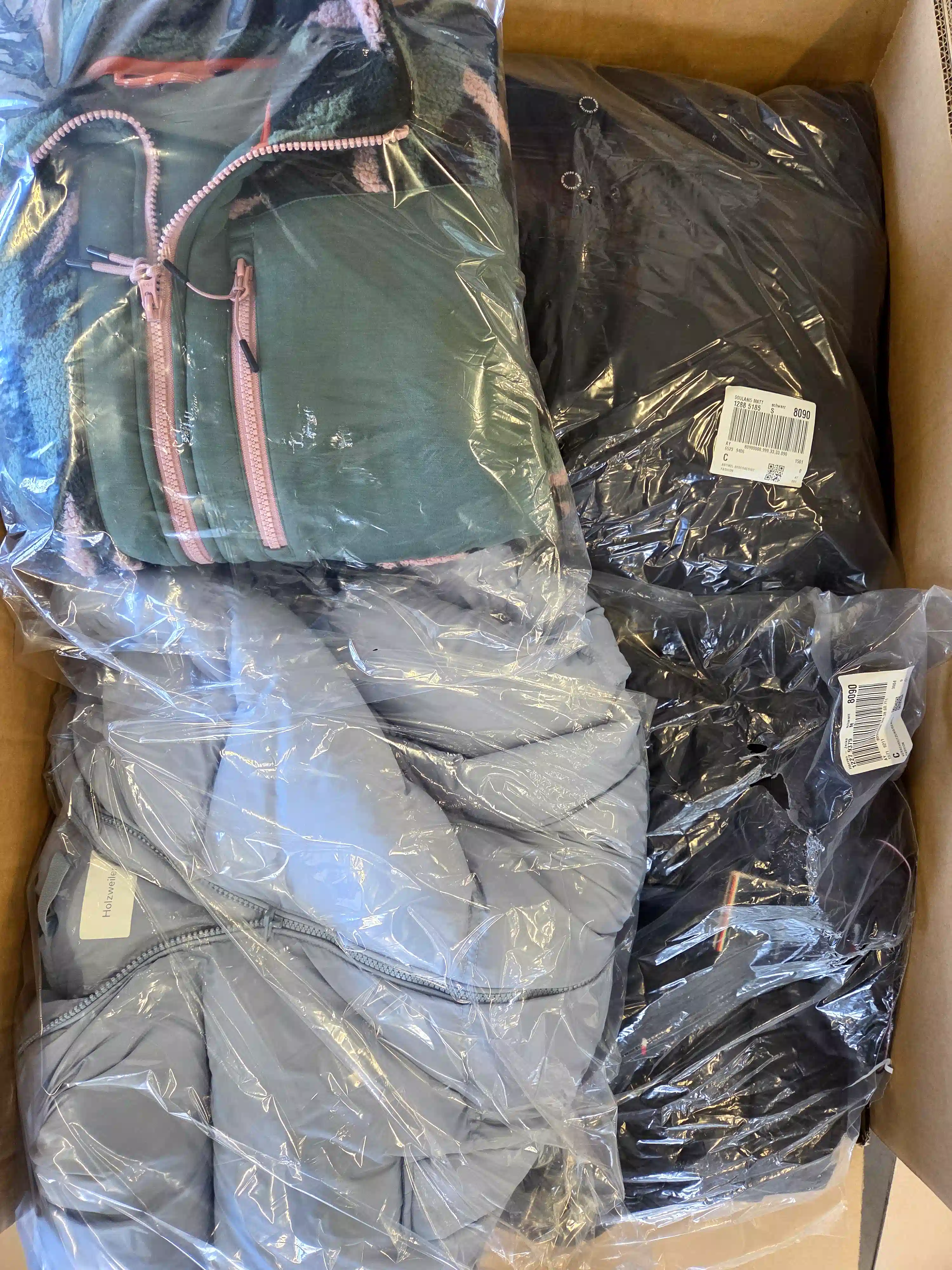 CJ129 3 The photo shows a package with clothing in the category C.