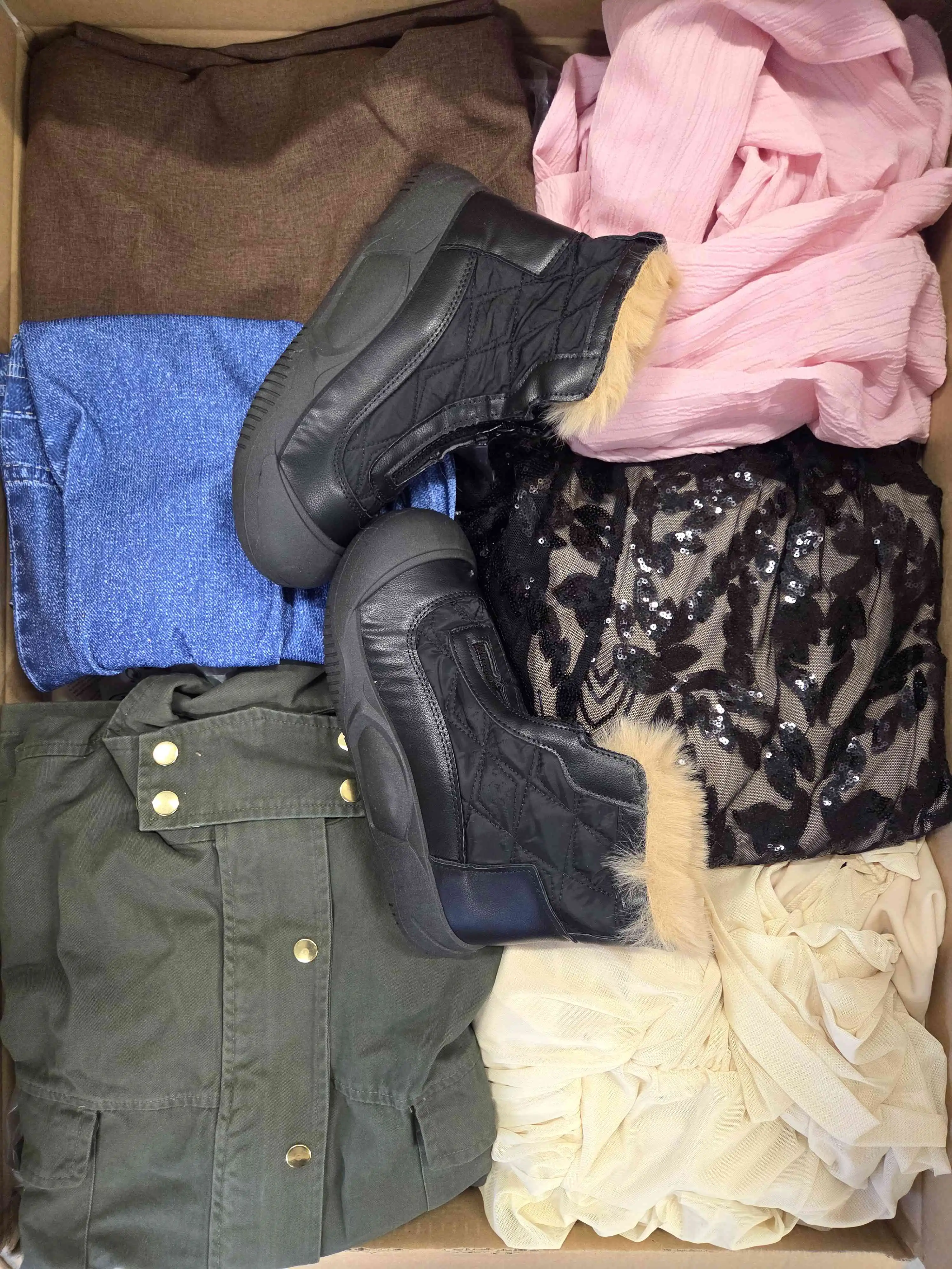 BSN1300 3 The photo shows a package with clothing in the category BSN.