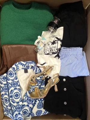 The photo shows a package with clothing in the category BSN.