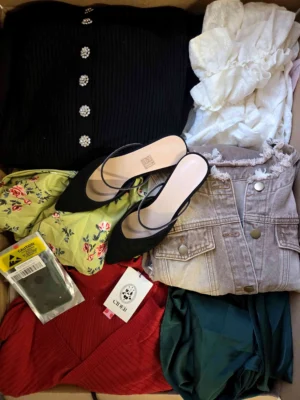 The photo shows a package with clothing in the category BSN.
