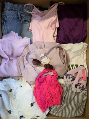 The photo shows a package with clothing in the category BSN.