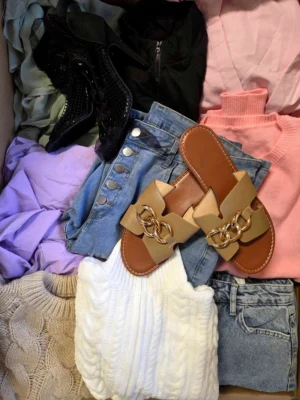 The photo shows a package with clothing in the category BSN.