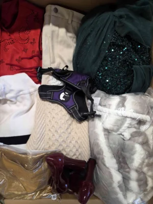The photo shows a package with clothing in the category BSN.