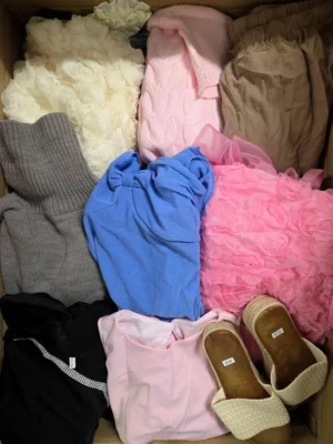 The photo shows a package with clothing in the category BSN.