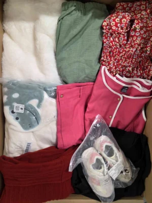 The photo shows a package with clothing in the category BSN.
