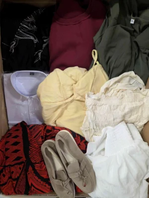 The photo shows a package with clothing in the category BSN.