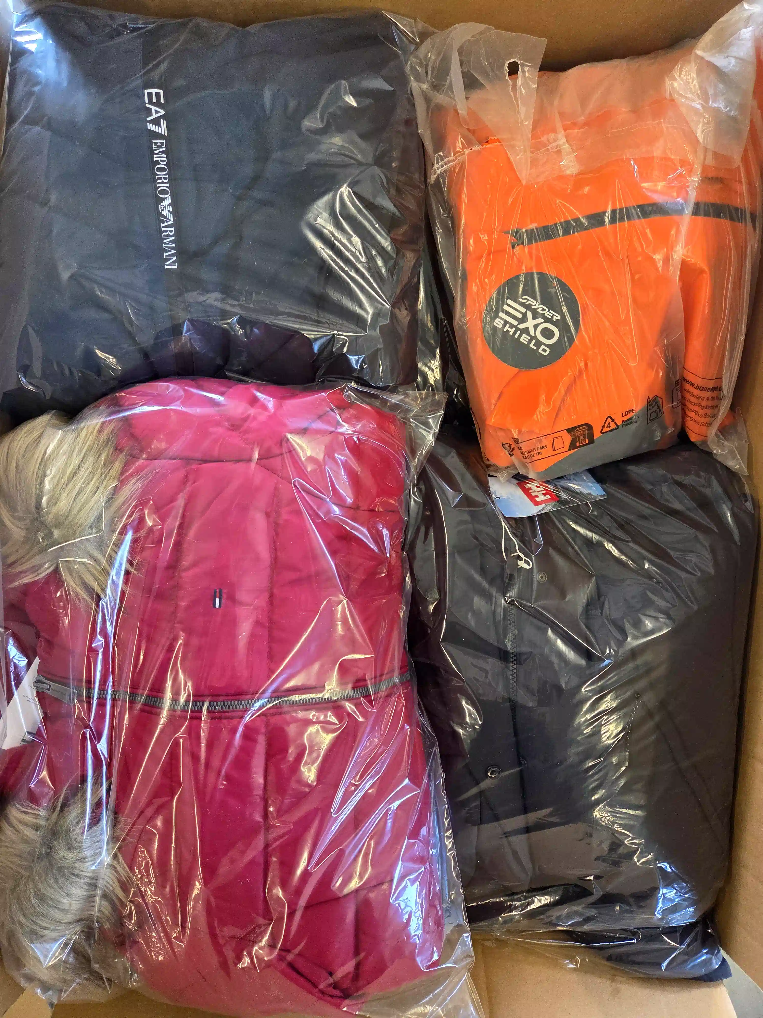 CJ131 3 The photo shows a package with clothing in the category C.