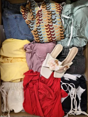 The photo shows a package with clothing in the category BSN.