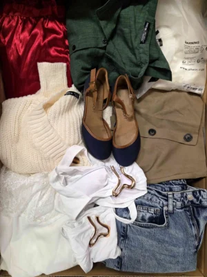 The photo shows a package with clothing in the category BSN.