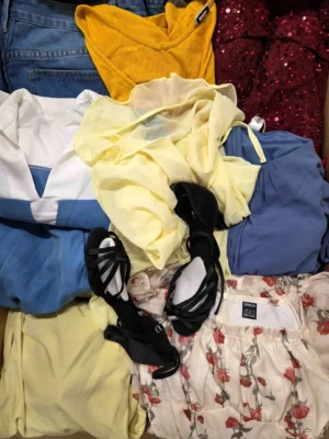 The photo shows a package with clothing in the category BSN.