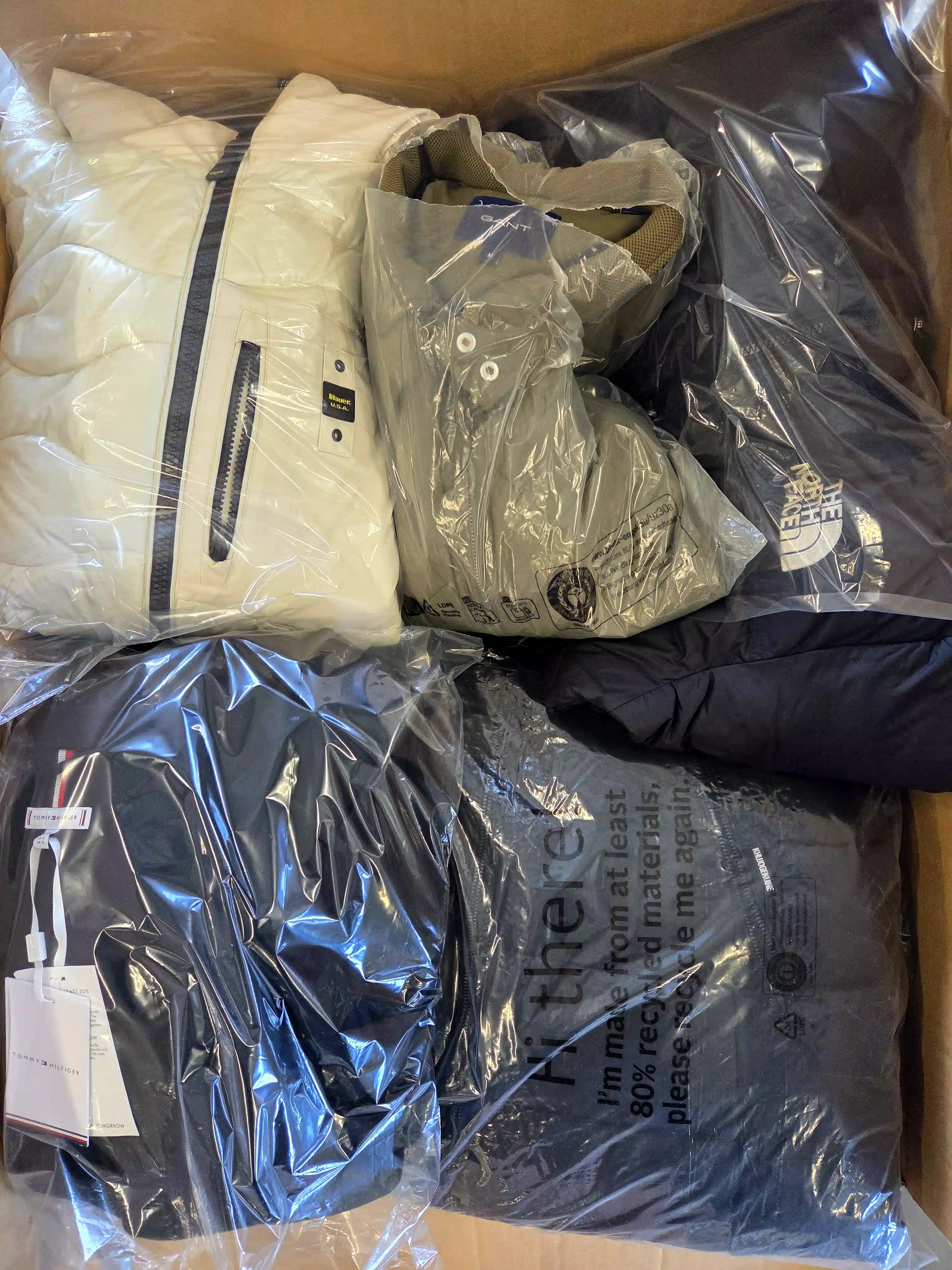 CJ132 3 The photo shows a package with clothing in the category C.