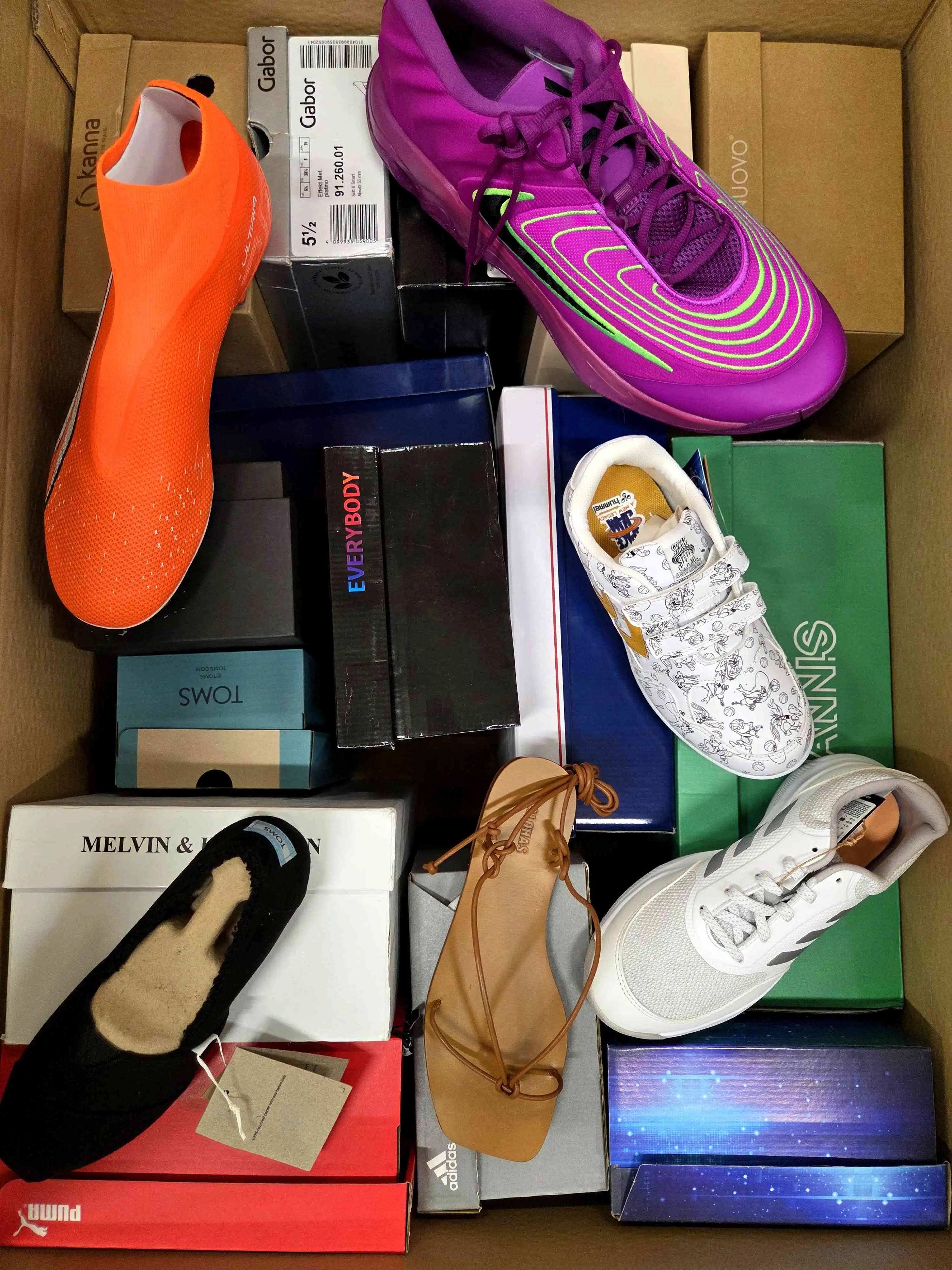 AS1346 3 The photo shows a package with footwear in the category AS.
