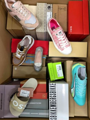 The photo shows a package with footwear in the category AS.