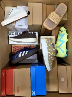 The photo shows a package with footwear in the category AS.